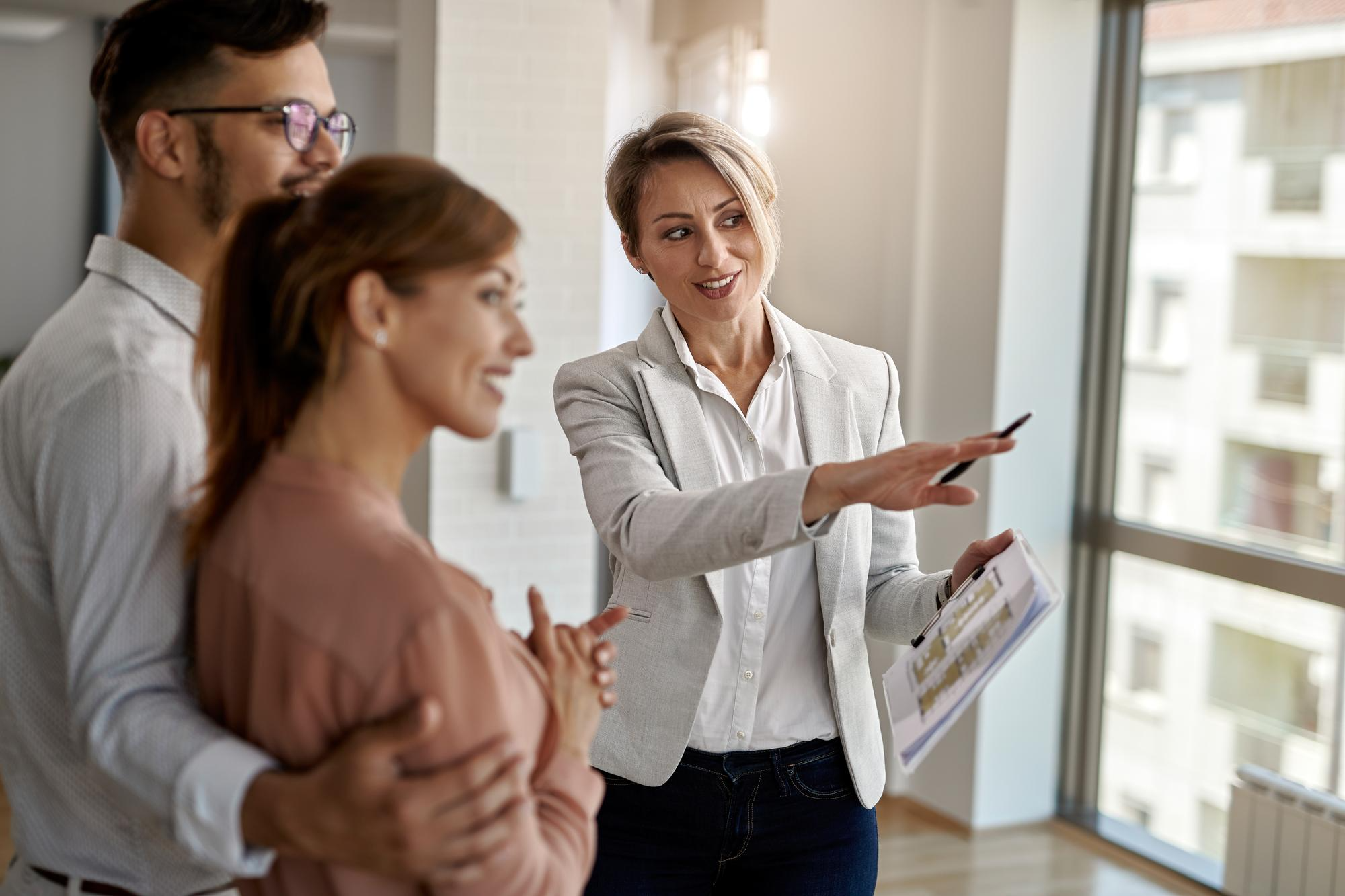How a Real Estate Agent or Broker Can Help You With Property Dealing
